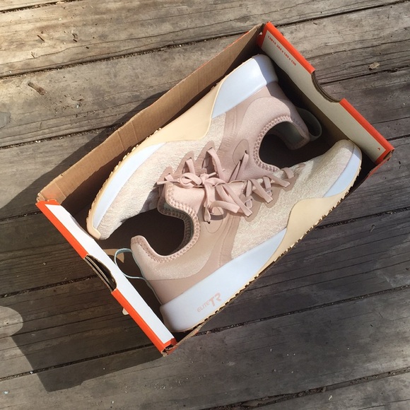 Nike Shoes - Nike Foundation Elite